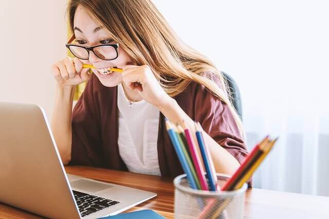 femme devant ordinateur portable stressée