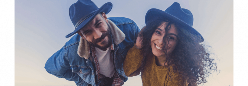 homme et femme souriant et portant un chapeau chapeaux