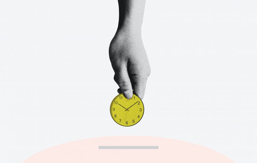 main tenant une horloge jaune