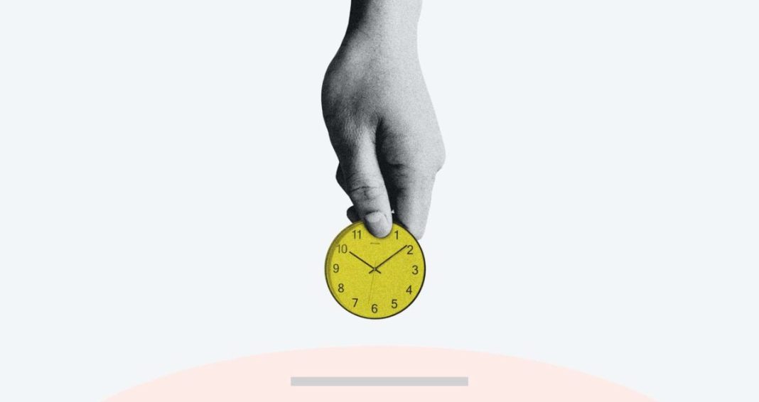 main tenant une horloge jaune