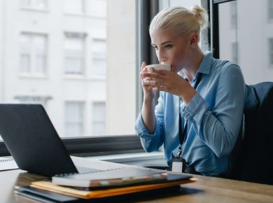 femme blond en télétravail avec son ordinateur portable