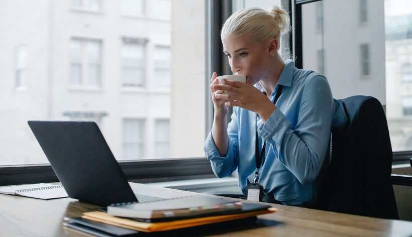 femme blond en télétravail avec son ordinateur portable