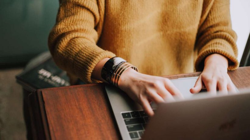 personne tapant au clavier de son ordinateur portable