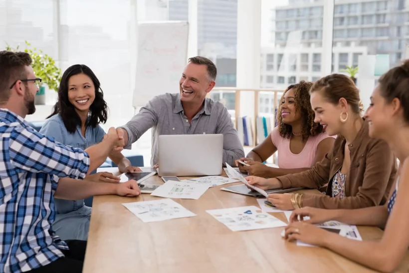 équipe de travail heureuse autour d'une table